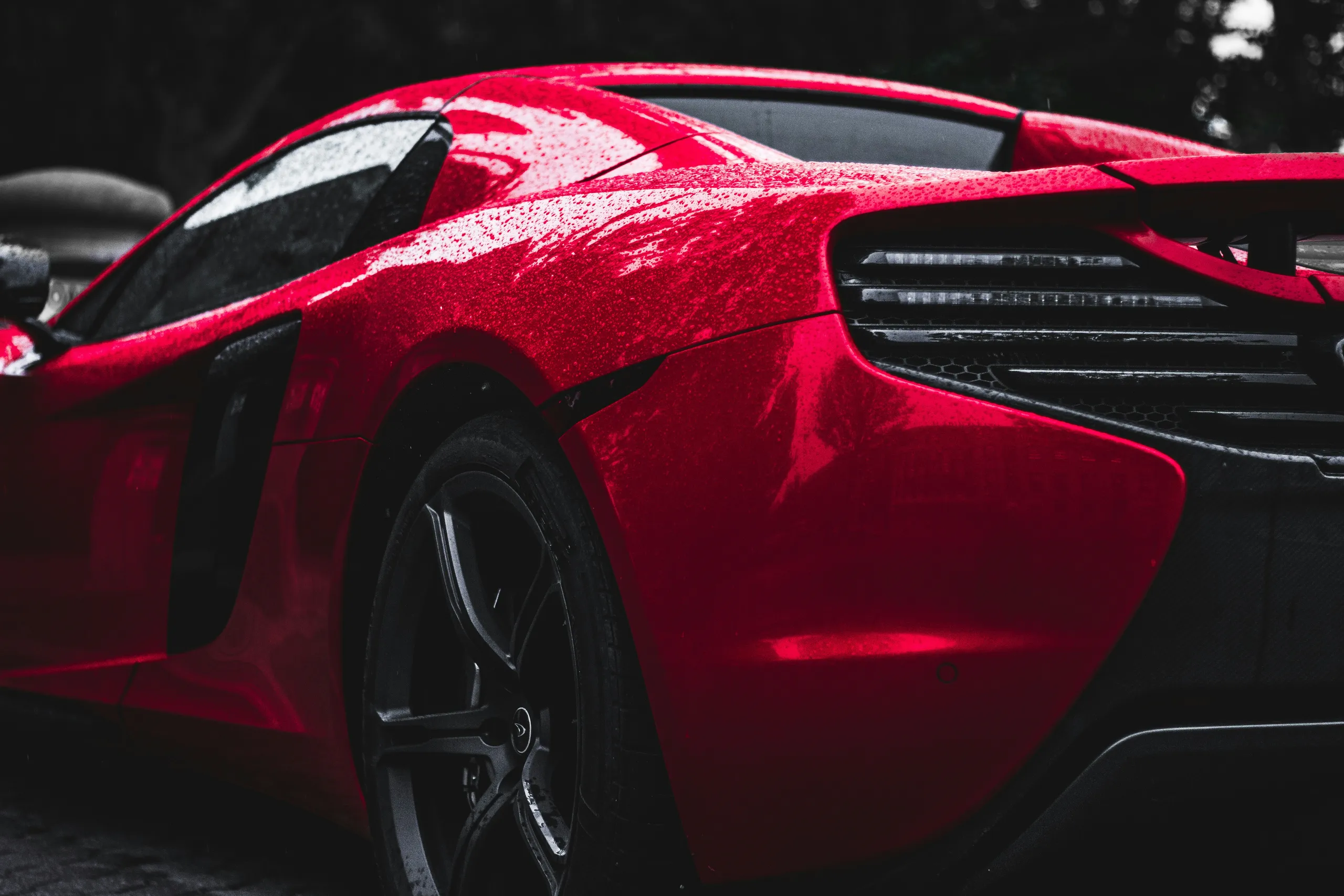 Coche deportivo rojo con pintura reluciente tras el detailing