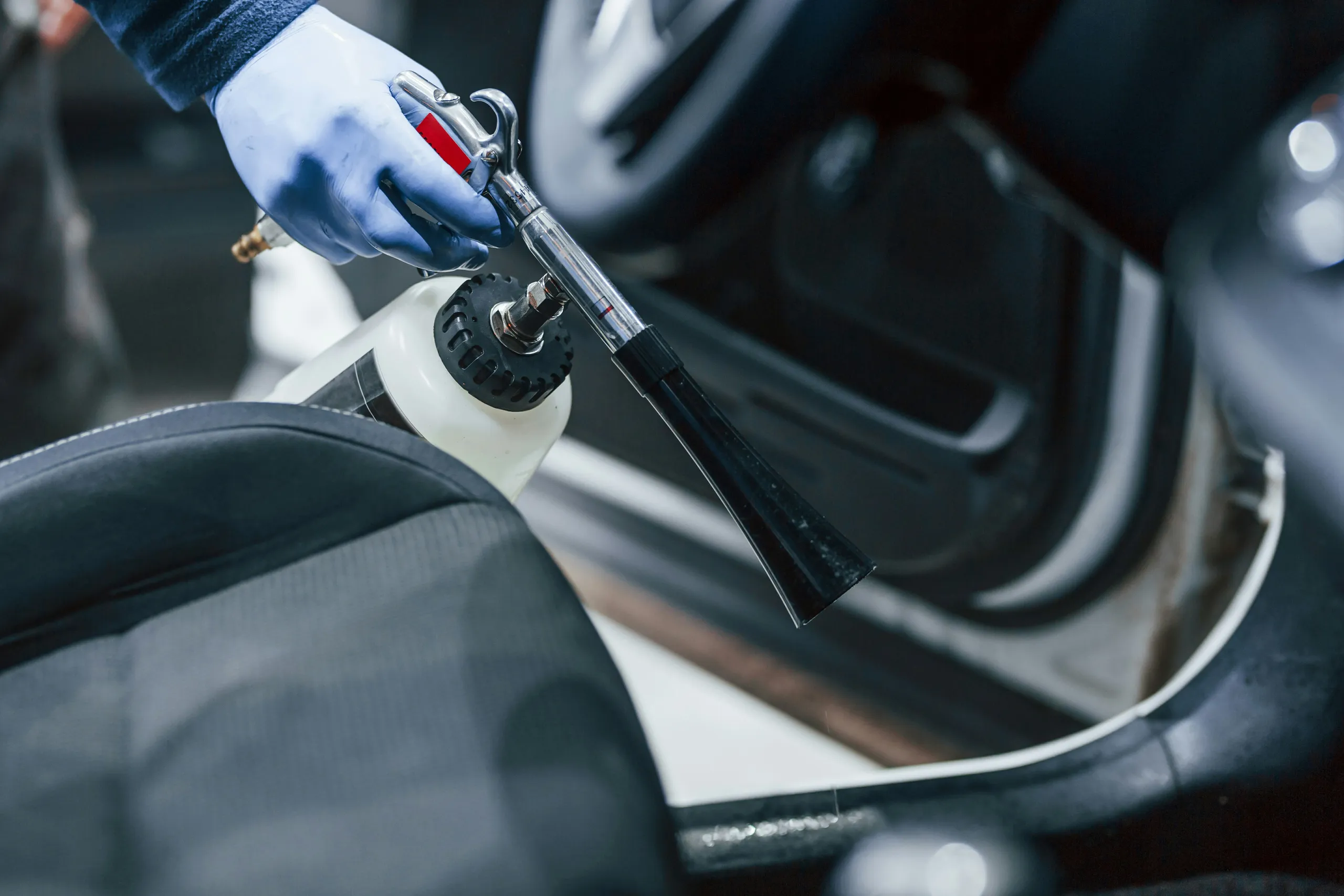 Interior del coche limpio y renovado con volante y consola